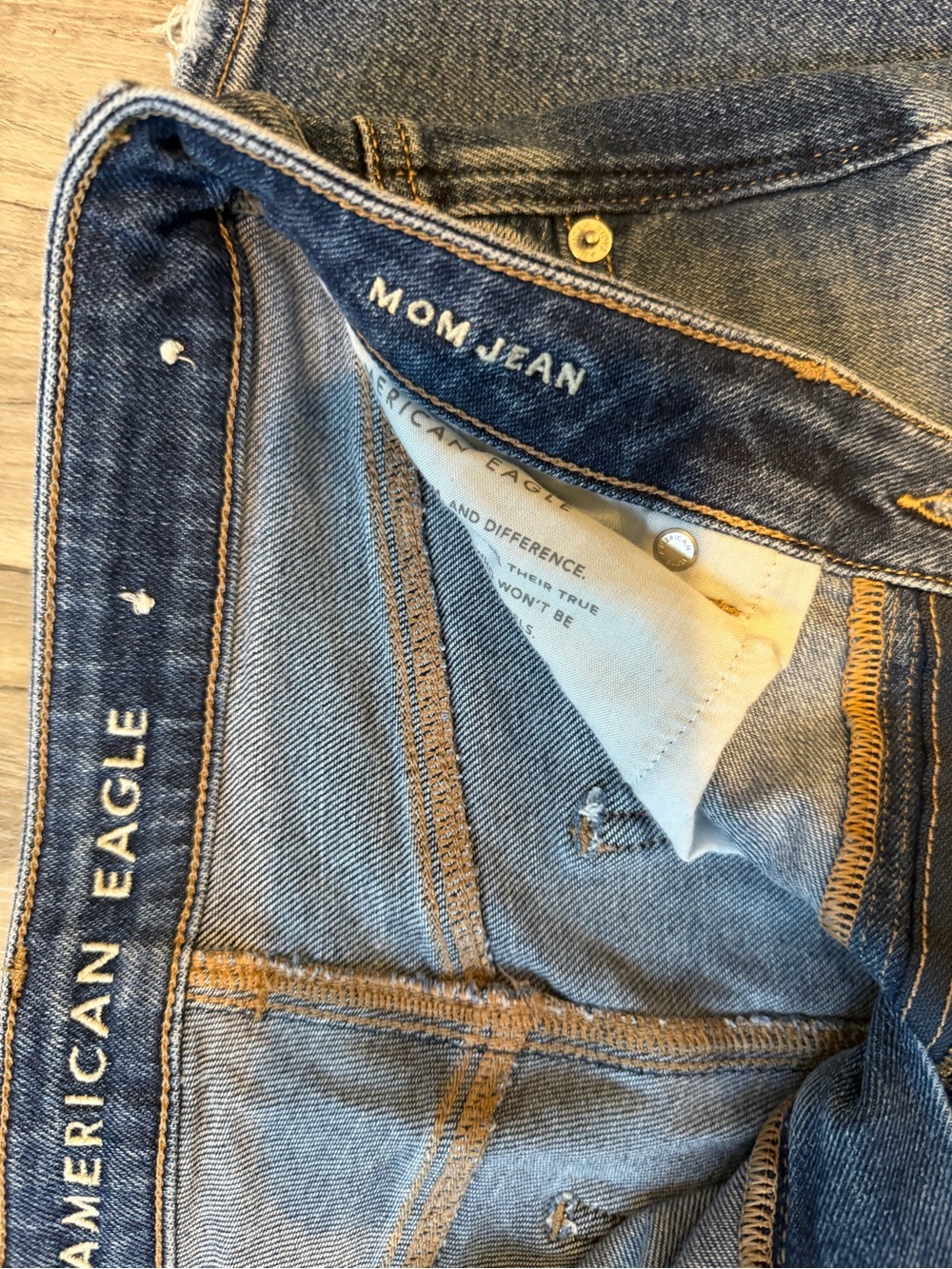 American Eagle Outfitters slight two tone “mom Jean”. - Picture 5 of 6